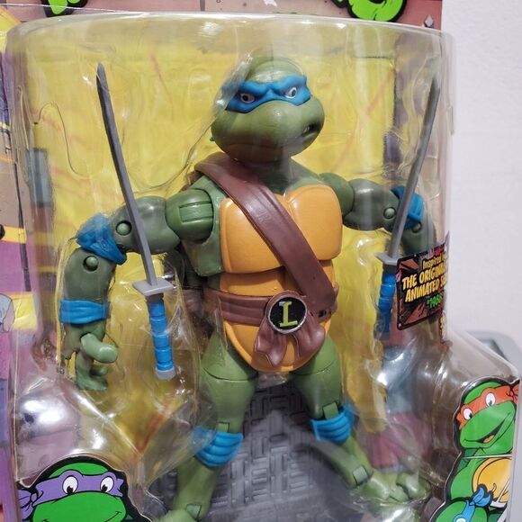 Classic Teenage Mutant Ninja Turtles Leonardo Playmate Classic Collection Figure - Picture 9 of 9